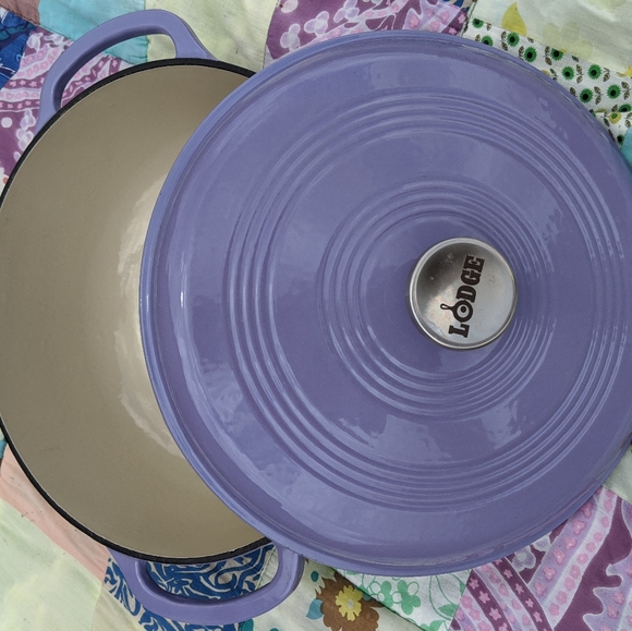 SOLD Lodge 7.5 Quart Lilac Dutch Oven - Picture 3 of 6